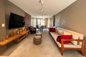 a living room with a couch and a flat screen tv at Casa Beverly Hills Pysá 02 Milagres Nobile Stays in São Miguel dos Milagres