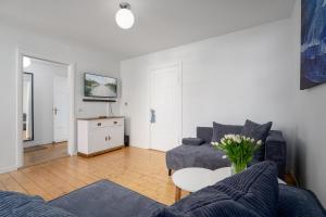 een woonkamer met een bank en een tafel bij AMW18 Ferienwohnung Alte Liebe in Häven