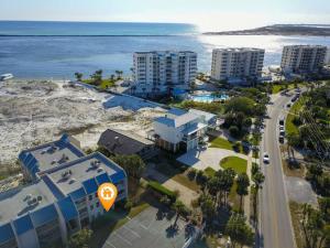 Una vista aérea de una playa con edificios y el océano. en Anchors Aweigh!, en Destin