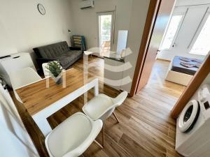 een woonkamer met een bank en een tafel en stoelen bij Royal Cliff 504 in Durrës