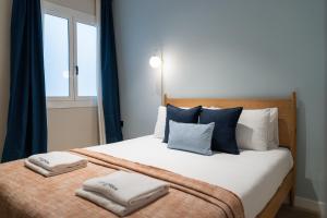 バルセロナにあるStay U-nique Apartments Balmes IIのベッドルーム1室(ベッド1台、タオル2枚付)