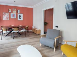 una sala da pranzo con tavolo e sedie di Stay U-nique Apartments Balmes II a Barcellona