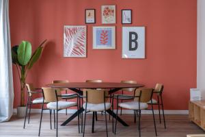 una sala da pranzo con tavolo e sedie di Stay U-nique Apartments Balmes II a Barcellona