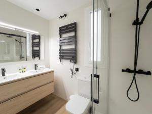 bagno con servizi igienici e lavandino di Stay U-nique Apartments Balmes II a Barcellona