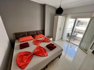 een slaapkamer met een bed met rode kussens erop bij Beach 600 in Golem