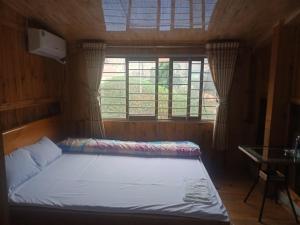 Giường trong phòng chung tại Nhà nghỉ Phú Lý