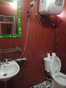 Phòng tắm tại Nhà nghỉ Phú Lý