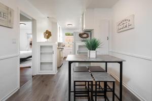 a kitchen and dining room with a table and chairs at Charming 1-bedroom Apartment with Hot Tub in Los Angeles