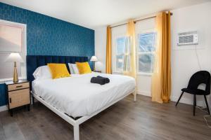 Tempat tidur dalam kamar di Prime Location and Luxury Living w/ Hot Tub