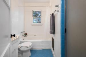 ein Bad mit einem WC, einer Badewanne und einem Fenster in der Unterkunft Modern Charming 1BR-Apartment with Hot Tub in Los Angeles