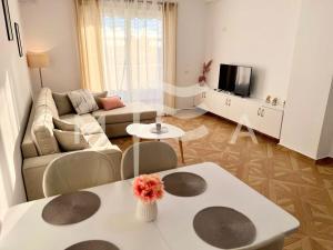 uma sala de estar com um sofá e uma mesa em Harmony 591 em Durrës