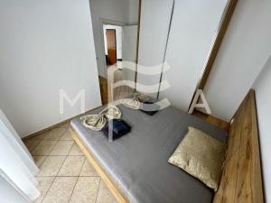 um pequeno quarto com uma cama e um espelho em Royal 520 em Durrës