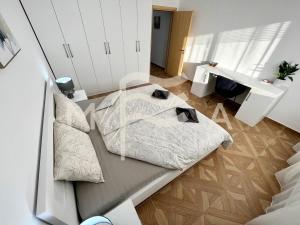 um quarto com uma cama e uma secretária em Harmony 591 em Durrës