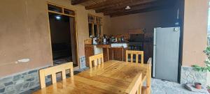 a dining room with a table and a kitchen at Muyakuelap Eco house & Ecolife in Nuevo Tingo