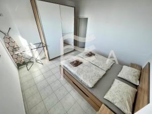 una camera con due letti e uno specchio di Nouveau 623 a Durrës