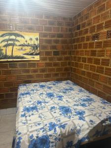 una camera da letto con un letto con fiori blu sopra di Chácara com uma área de lazer top a Caruaru