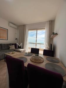 - un salon avec une table et une vue sur l'océan dans l'établissement Oceanfront Oasis 770, à Durrës
