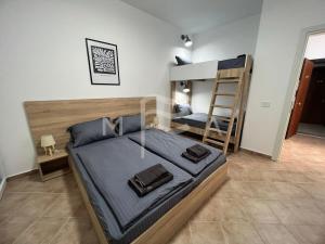 - une chambre avec un grand lit et des lits superposés dans l'établissement Oceanfront Oasis 770, à Durrës