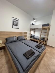 1 dormitorio con 1 cama grande y 2 literas en Oceanfront Oasis 770, en Durrës