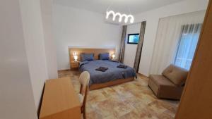 ein Schlafzimmer mit einem Bett, einem Tisch und einem Stuhl in der Unterkunft Beachside Living 662 in Golem