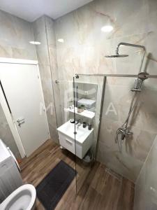 a bathroom with a sink and a shower and a toilet at Mali i Robit 857 in Golem