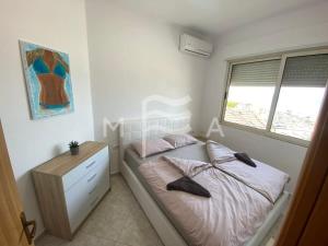 1 dormitorio con 2 camas, vestidor y ventana en SEAVIEW apartment 616, en Durrës