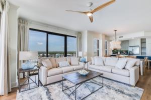 sala de estar con sofá y mesa en Gulf Front Condo Outdoor & Indoor Pools, en Orange Beach