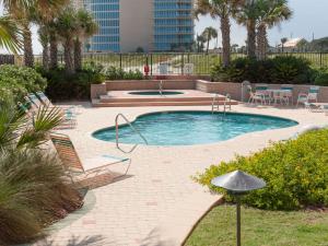 una piscina con banco, mesa y sillas en Gulf Front Condo Outdoor & Indoor Pools, en Orange Beach