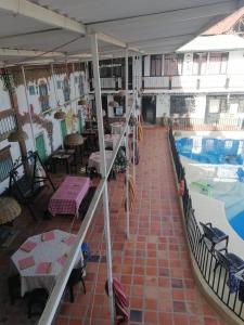 un patio con piscina, mesas y sillas en HOTEL LA VILLA DE LUISA EN VILLa DE LEYVA, en Sáchica