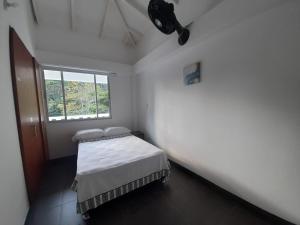 Norcasia的住宿－Casa Numbana，小房间设有床和窗户