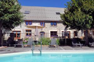 Bazén v ubytování Chambre d'Hôtes La Grange des Ecrins nebo v jeho okolí