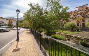 una luz de la calle en una acera junto a una valla en Lovely Apartment In Monachil With Wifi, en Monachil 8 fotos más