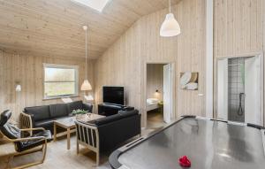 ein Wohnzimmer mit einem Billardtisch in der Unterkunft Beautiful Home In Idestrup With Kitchen in Bøtø By