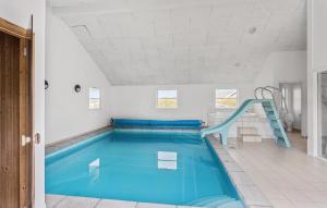 einen Pool mit Rutsche in einem Zimmer in der Unterkunft Beautiful Home In Idestrup With Kitchen in Bøtø By