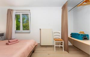 Schlafzimmer mit einem Bett, einem Schreibtisch und einem Fenster in der Unterkunft Pet Friendly Apartment In Risika With Wifi in Risika