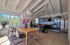 eine Küche mit Holztisch und ein Esszimmer in der Unterkunft Villa Belvedere in Jadranovo + 52 Fotos