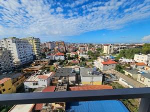een balkon met uitzicht op de stad bij Vacation 943 in Durrës