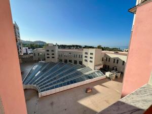 uma vista superior de um edifício com um telhado de vidro em Vacation 939 em Durrës