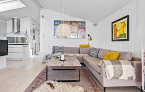 salon z kanapą i stołem w obiekcie 3 Bedroom Nice Home In Kalundborg w mieście Kalundborg