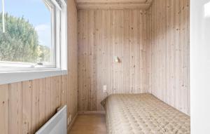 sypialnia z łóżkiem w pokoju z oknem w obiekcie 3 Bedroom Nice Home In Kalundborg w mieście Kalundborg