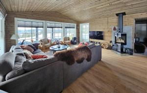 - un salon avec un grand canapé et une cheminée dans l'établissement Stunning Home In Eggedal With Wifi, à Eggedal