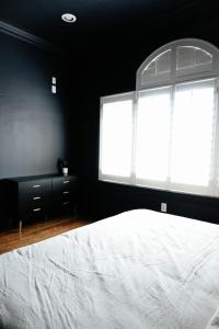 Postel nebo postele na pokoji v ubytování Large & Spacious Home, Sleeps 23+ near SLC