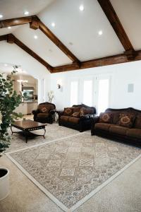 Χώρος καθιστικού στο Large & Spacious Home, Sleeps 23+ near SLC