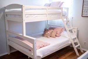 kilka łóżek piętrowych w pokoju w obiekcie Family friendly getaway w mieście North Richland Hills