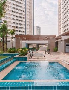 una piscina en medio de un edificio en Reserve Temporada - Apartamento - Solar das Aguas en Olímpia