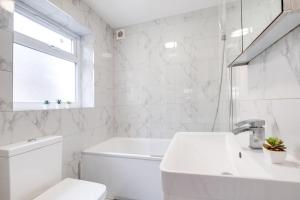 Koupelna v ubytování Central Coventry Gem: Walk To Attractions Sleeps 9 + 45 fotografií