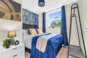 Postel nebo postele na pokoji v ubytování Central Coventry Gem: Walk To Attractions Sleeps 9