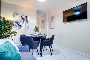 TV a/nebo společenská místnost v ubytování Central Coventry Gem: Walk To Attractions Sleeps 9
