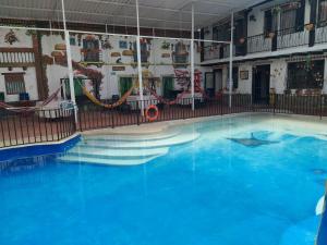 una gran piscina de agua azul en HOTEL LA VILLA DE LUISA EN VILLa DE LEYVA, en Sáchica