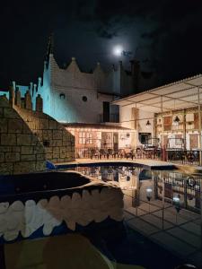 - Vistas nocturnas a un edificio con piscina en HOTEL LA VILLA DE LUISA EN VILLa DE LEYVA, en Sáchica